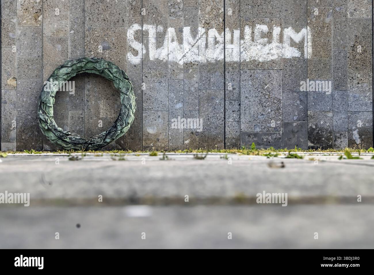 Opera d'arte Stammheim di Olaf Metzel del 1984. Arte negli spazi pubblici sulla terrazza della Kunstgebaeude Stuttgart. Stoccarda, Baden-Wuerttemberg, Germania Foto Stock