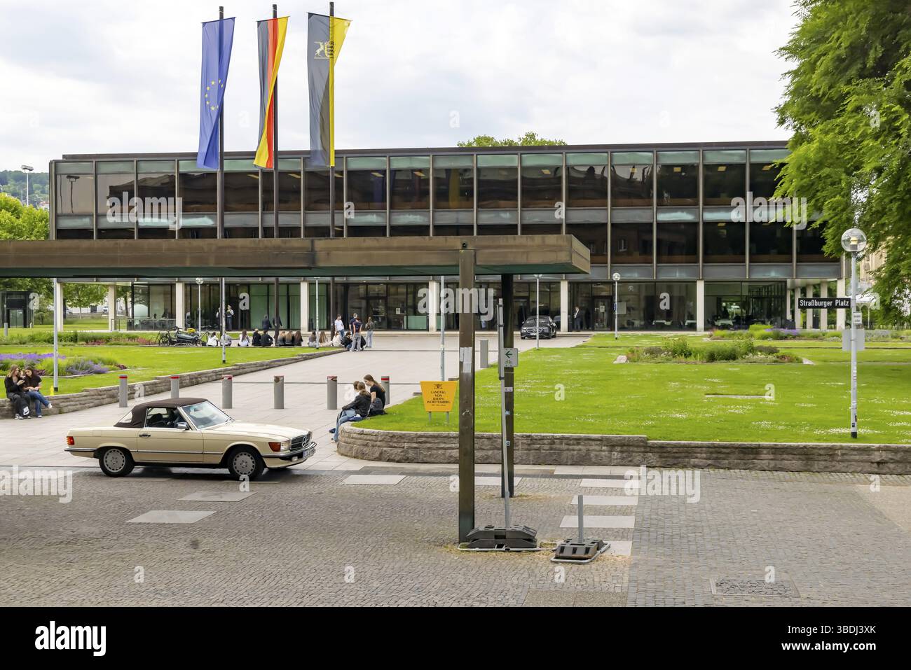 Camera del parlamento di stato del Baden-Wuerttemberg, edificio del parlamento di stato a Stoccarda. Bandiere sopra l'edificio in un giorno di sessione. La Haus des L. Foto Stock