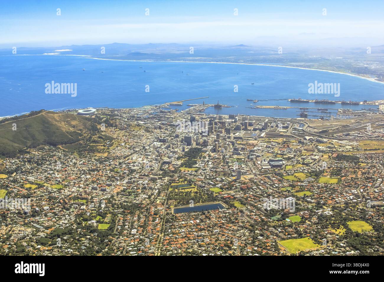 Cape Town City Bowl come si vede dalla Tabella Mountain National Park in Sud Africa, Western Cape. Vista aerea del porto di Città del Capo, di Waterfront e Signa Foto Stock