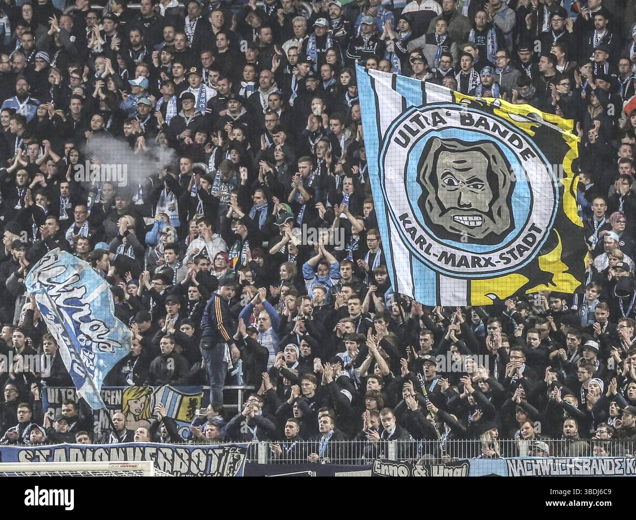 Fanblock Chemnitzer FC DFB 3. Liga Saison 2016/2017 im Heimspiel gegen 1. FC Magdeburg, Fanblock Chemnitzer FC DFB 3.Liga stagione 2016/2017 in casa Foto Stock
