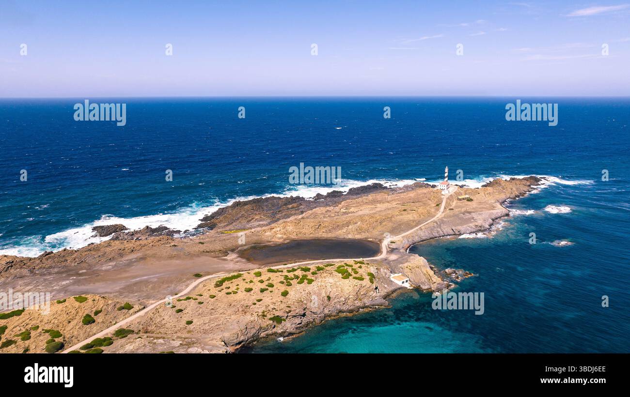 Vista aerea del far de Favàritx sulla costa settentrionale di Minorca, Isole Baleari, Spagna Foto Stock