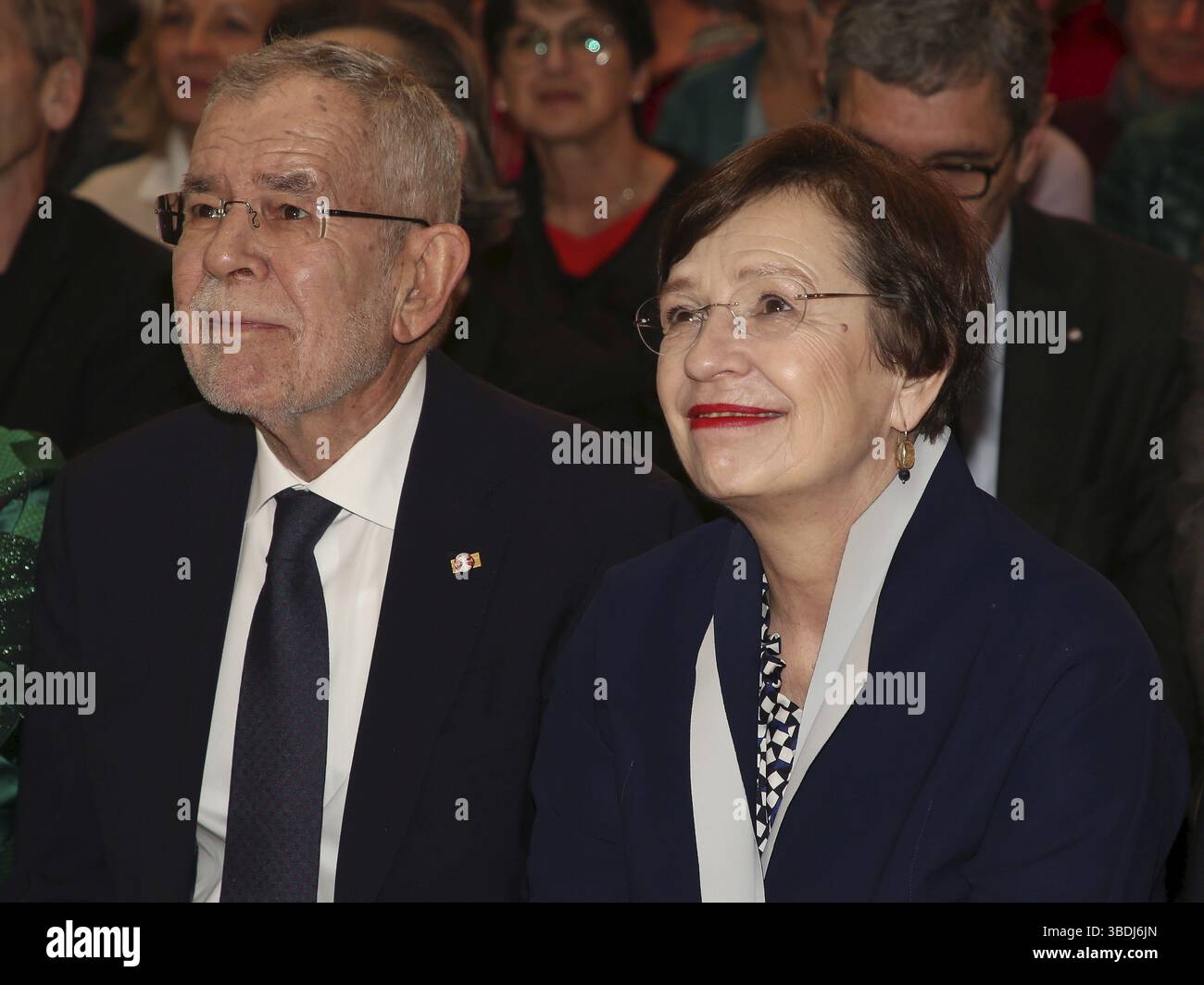 Il presidente federale della Repubblica d'Austria Alexander Van der Bellen con la donna Doris Schmidauer durante la loro visita alla Fiera del Libro di Lipsia il 2 Foto Stock