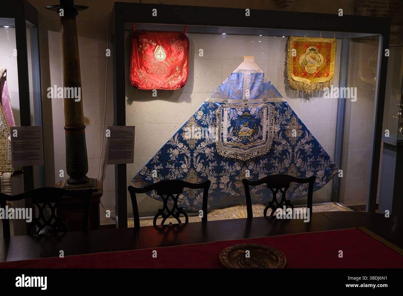 Barocco Cope, paramenti sacerdotali in mostra presso la basilica cattedrale di Ciutadella de Menorca, Spagna Foto Stock