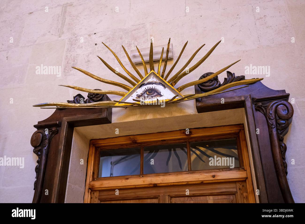 Simbolo scolpito dell'occhio della Provvidenza, cattedrale di Ciutadella de Menorca, Spagna Foto Stock