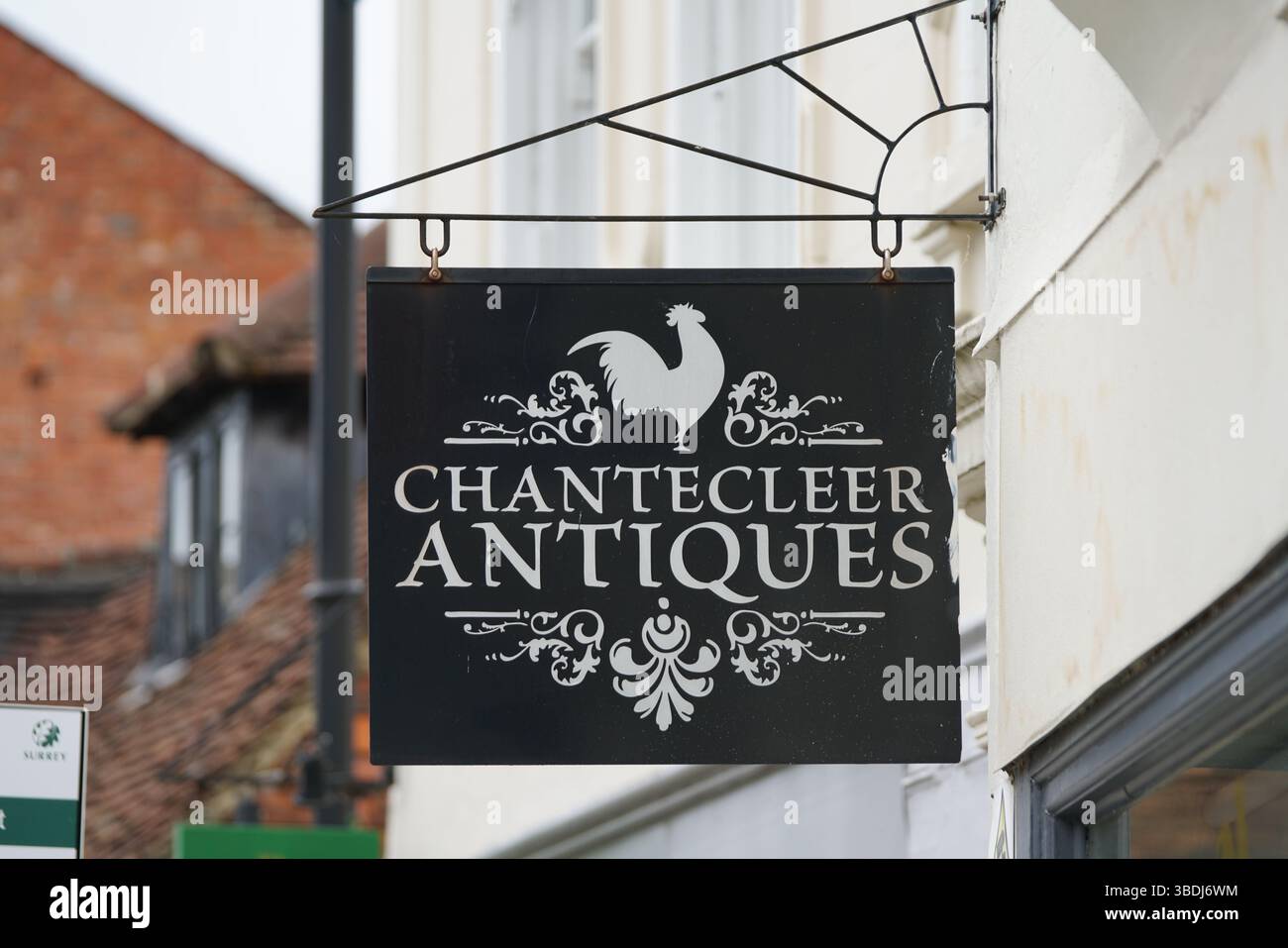 Scopri le insegne di antiquariato Chantecleer con elementi decorativi esposti. Dorking, Regno Unito Foto Stock