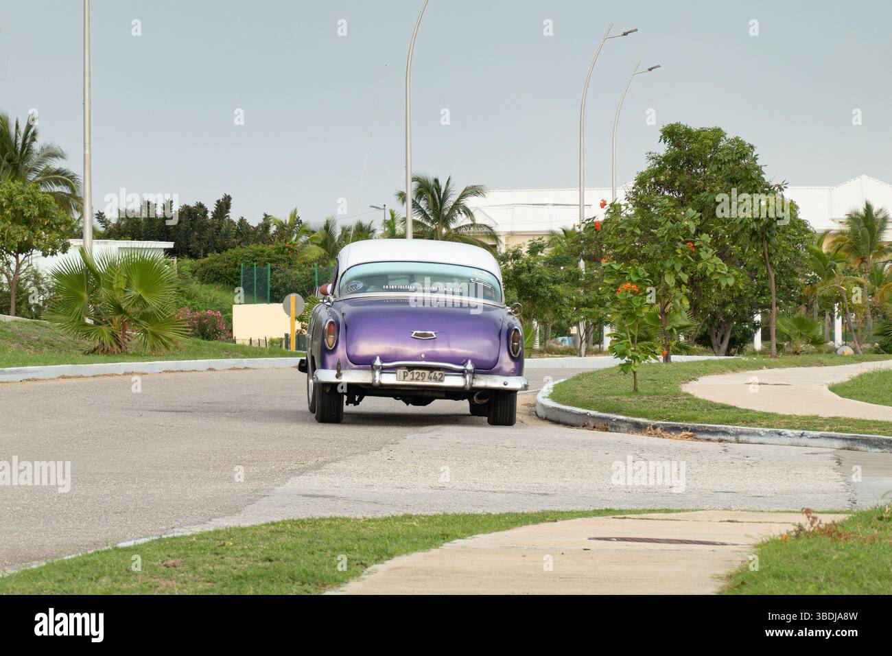VARADERO, CUBA - 31 AGOSTO 2023: Vista posteriore della Chevrolet Belair 1954 viola a Varadero, Cuba Foto Stock