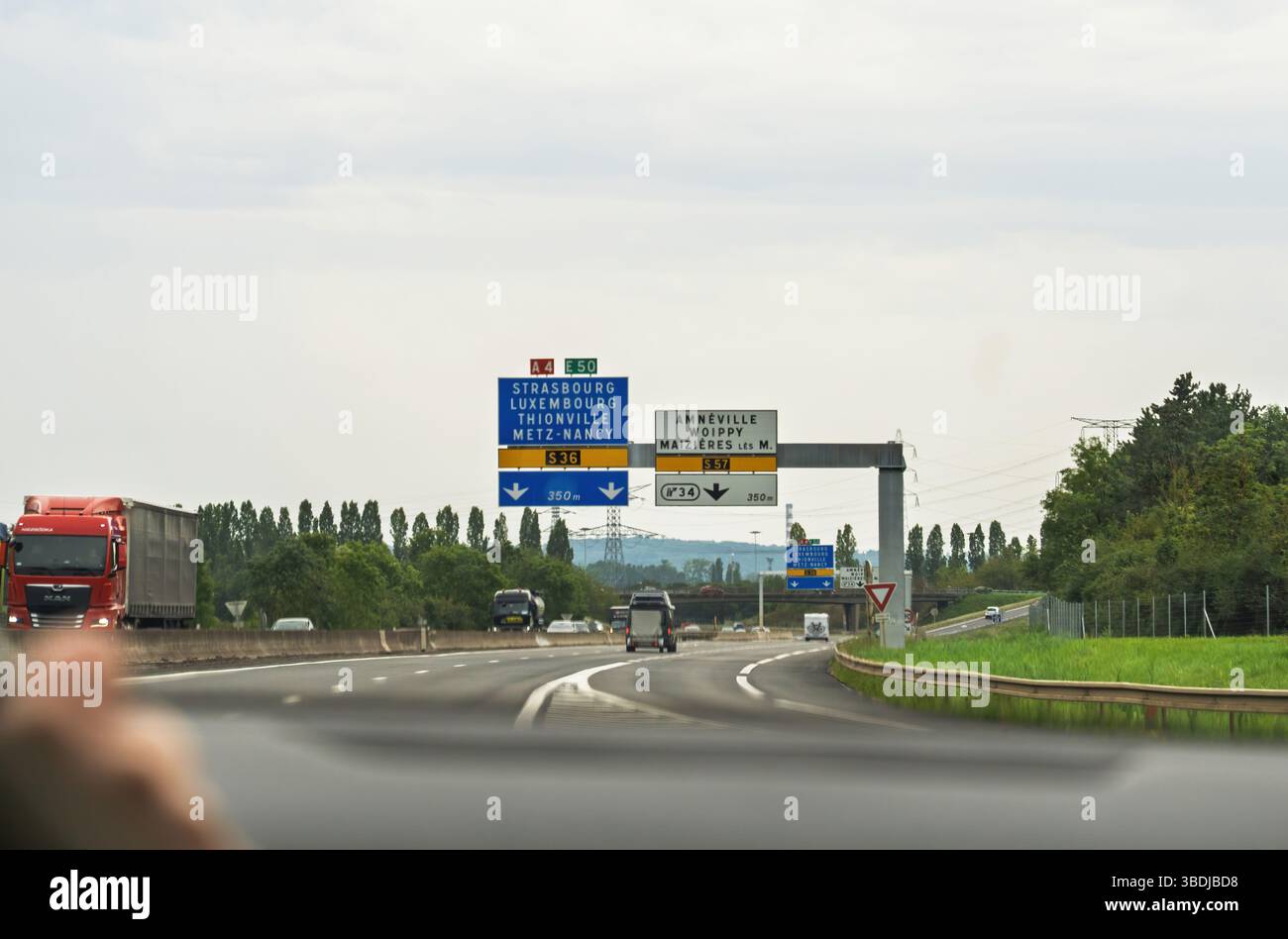Francia, Francia - 24 agosto 2023: Vista da un'auto su un'autostrada francese con indicazioni stradali per Strasburgo, Lussemburgo, Metz e Nanc Foto Stock