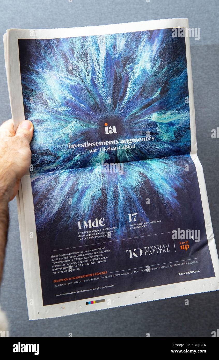 Parigi, Francia - 10 marzo 2025: Una mano tiene una pagina di un giornale a due pagine con un colorato annuncio astratto di Tikehau Capital che promuove la stampa artificiale Foto Stock