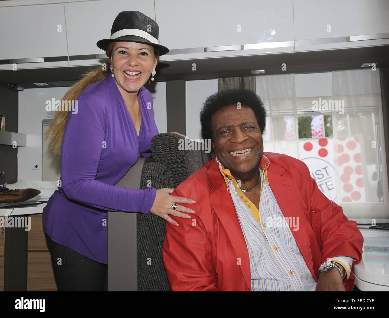 Il cantante pop tedesco Roberto Blanco con la sua donna Luzandra nella sua carovana in visita a Magdeburgo, il cantante pop tedesco Roberto Blanco con la sua donna Luzan Foto Stock