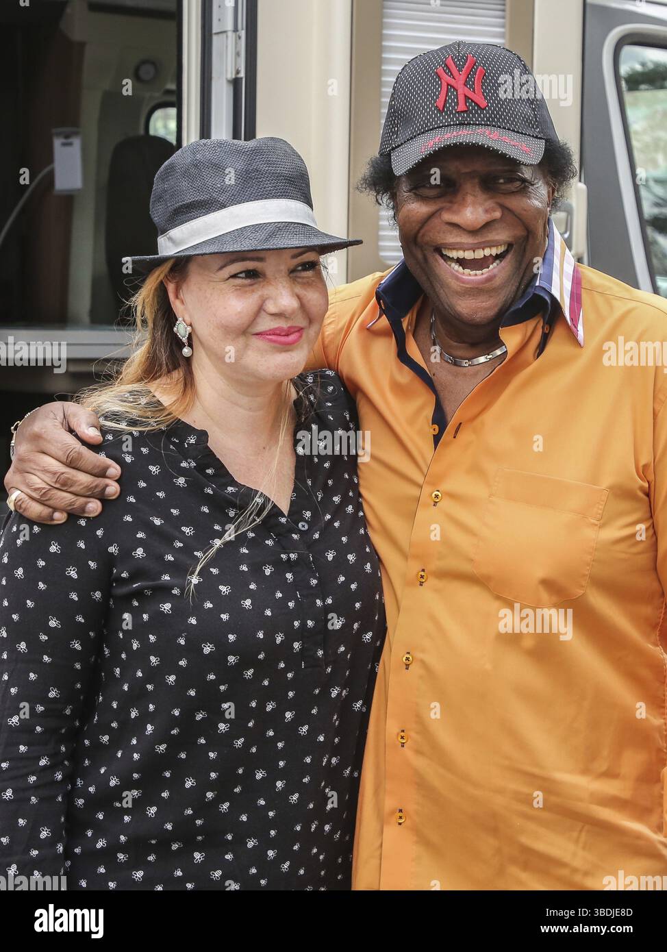Il cantante pop tedesco Roberto Blanco con la sua donna Luzandra davanti alla sua carovana durante una visita a Magdeburgo, il cantante pop tedesco Roberto Blanco con ciao Foto Stock