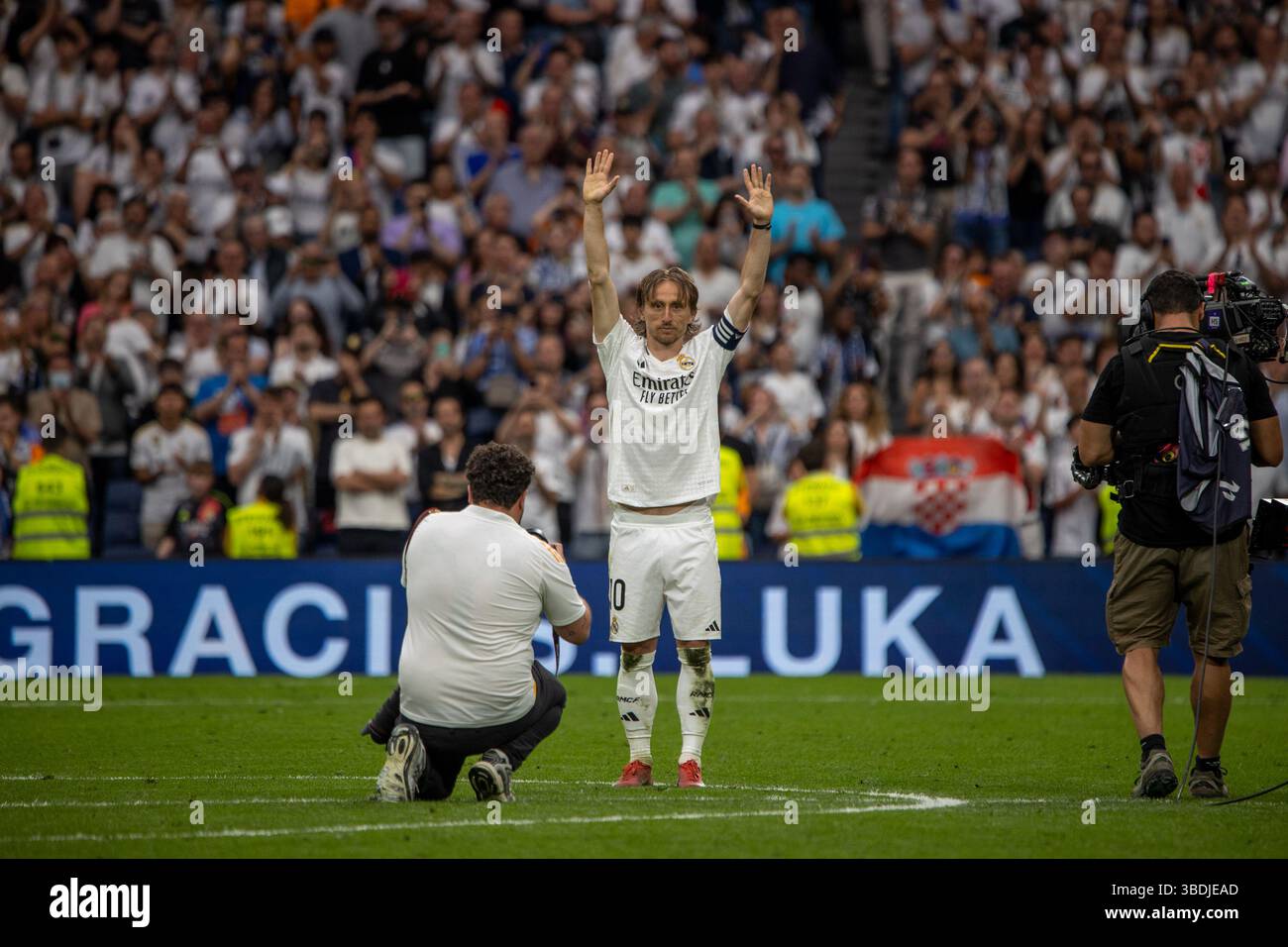 Madrid, Spagna. 24 maggio 2025. Luca Modric del Real Madrid saluta i tifosi del Real Madrid nella sua ultima partita durante la partita EA SPORTS la Liga tra il Real Madrid e il Real Sociedad allo stadio Santiago Bernabéu. Punteggio finale: Real Madrid 2:0 Real Sociedad. Crediti: D. Canales Carvajal/Alamy Live News Foto Stock