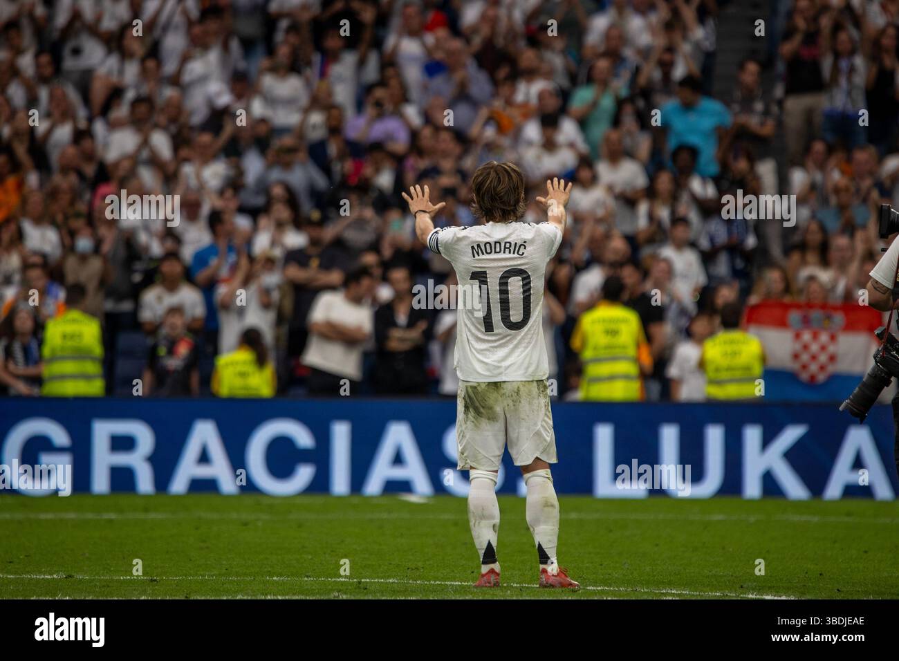 Madrid, Spagna. 24 maggio 2025. Luca Modric del Real Madrid saluta i tifosi del Real Madrid nella sua ultima partita durante la partita EA SPORTS la Liga tra il Real Madrid e il Real Sociedad allo stadio Santiago Bernabéu. Punteggio finale: Real Madrid 2:0 Real Sociedad. Crediti: D. Canales Carvajal/Alamy Live News Foto Stock