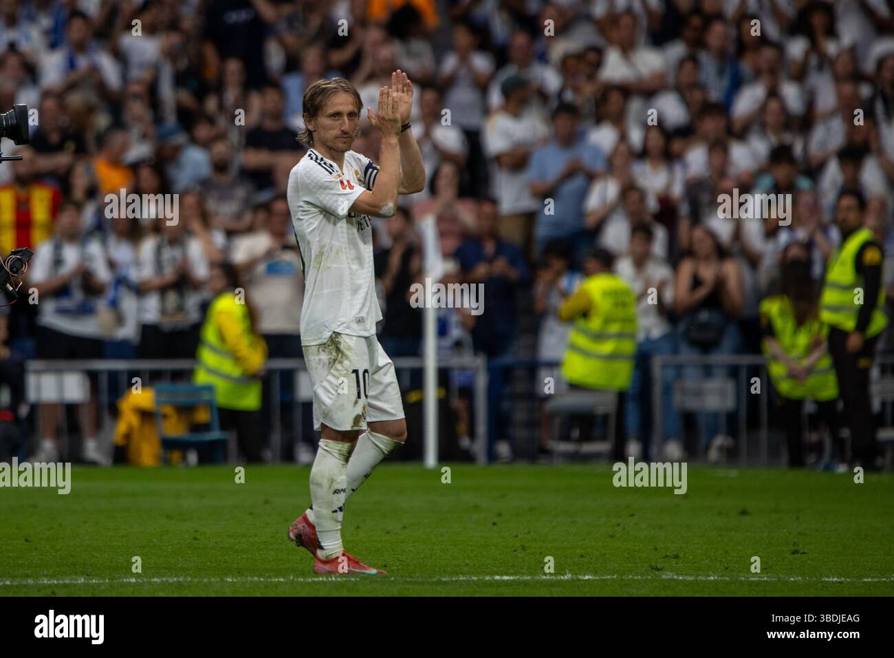 Madrid, Spagna. 24 maggio 2025. Luca Modric del Real Madrid saluta i tifosi del Real Madrid nella sua ultima partita durante la partita EA SPORTS la Liga tra il Real Madrid e il Real Sociedad allo stadio Santiago Bernabéu. Punteggio finale: Real Madrid 2:0 Real Sociedad. Crediti: D. Canales Carvajal/Alamy Live News Foto Stock