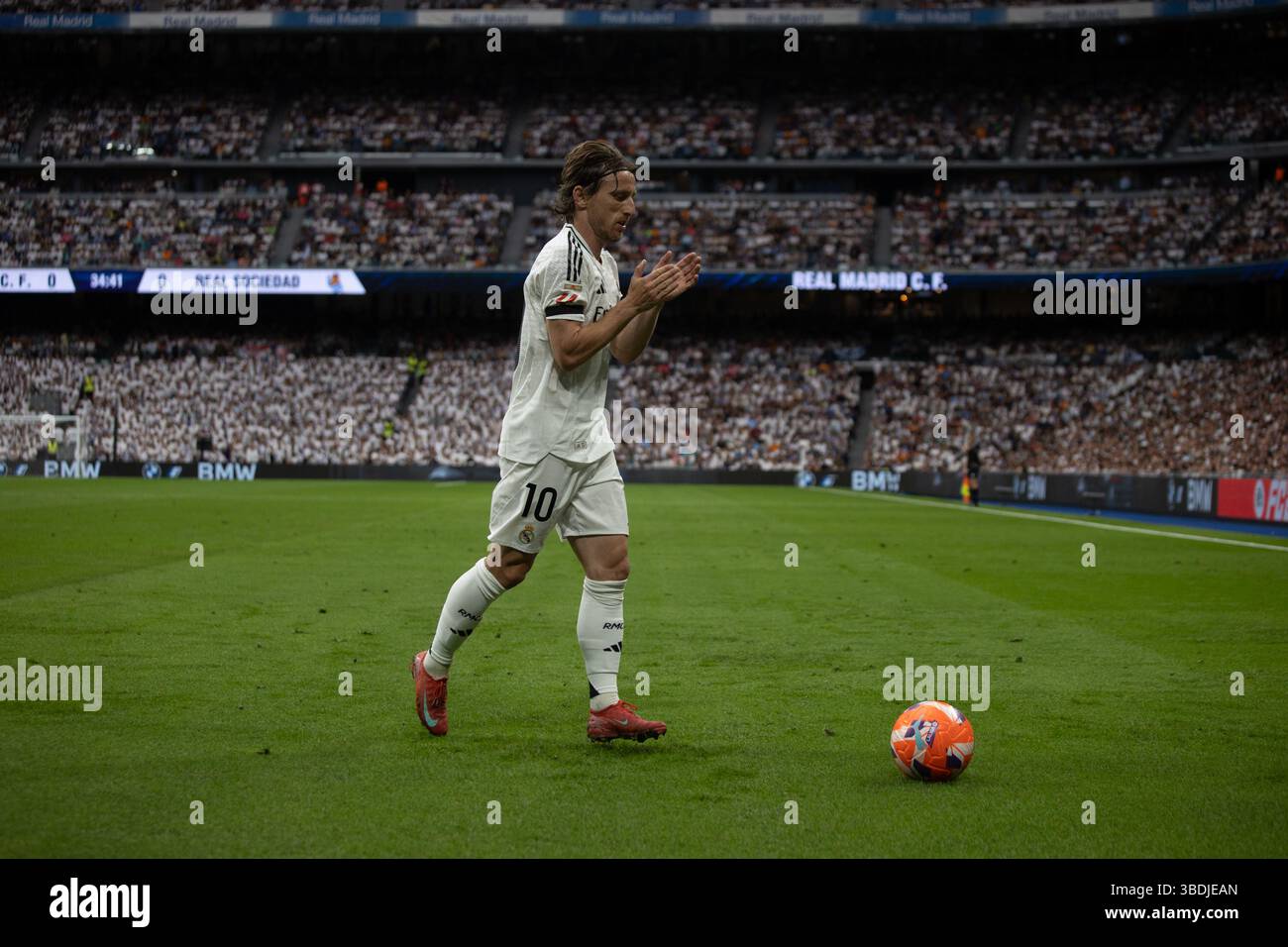 Madrid, Spagna. 24 maggio 2025. Luca Modric, giocatore del Real Madrid in azione. Durante la partita EA SPORTS la Liga tra Real Madrid e Real Sociedad allo stadio Santiago Bernabéu. Punteggio finale: Real Madrid 2:0 Real Sociedad. Crediti: D. Canales Carvajal/Alamy Live News Foto Stock
