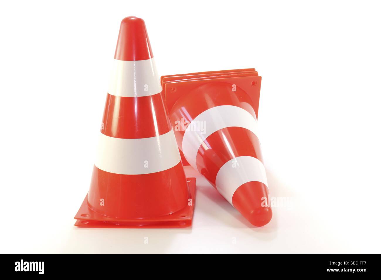 Piloni rossi e bianchi su sfondo bianco Foto Stock