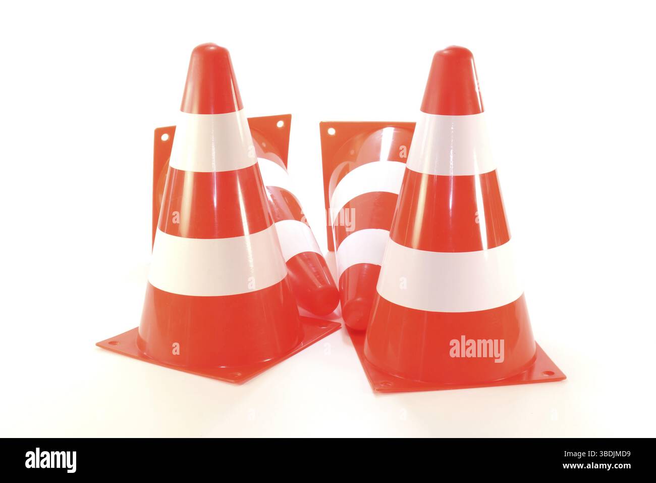 Quattro piloni rossi e bianchi su uno sfondo di colore chiaro Foto Stock