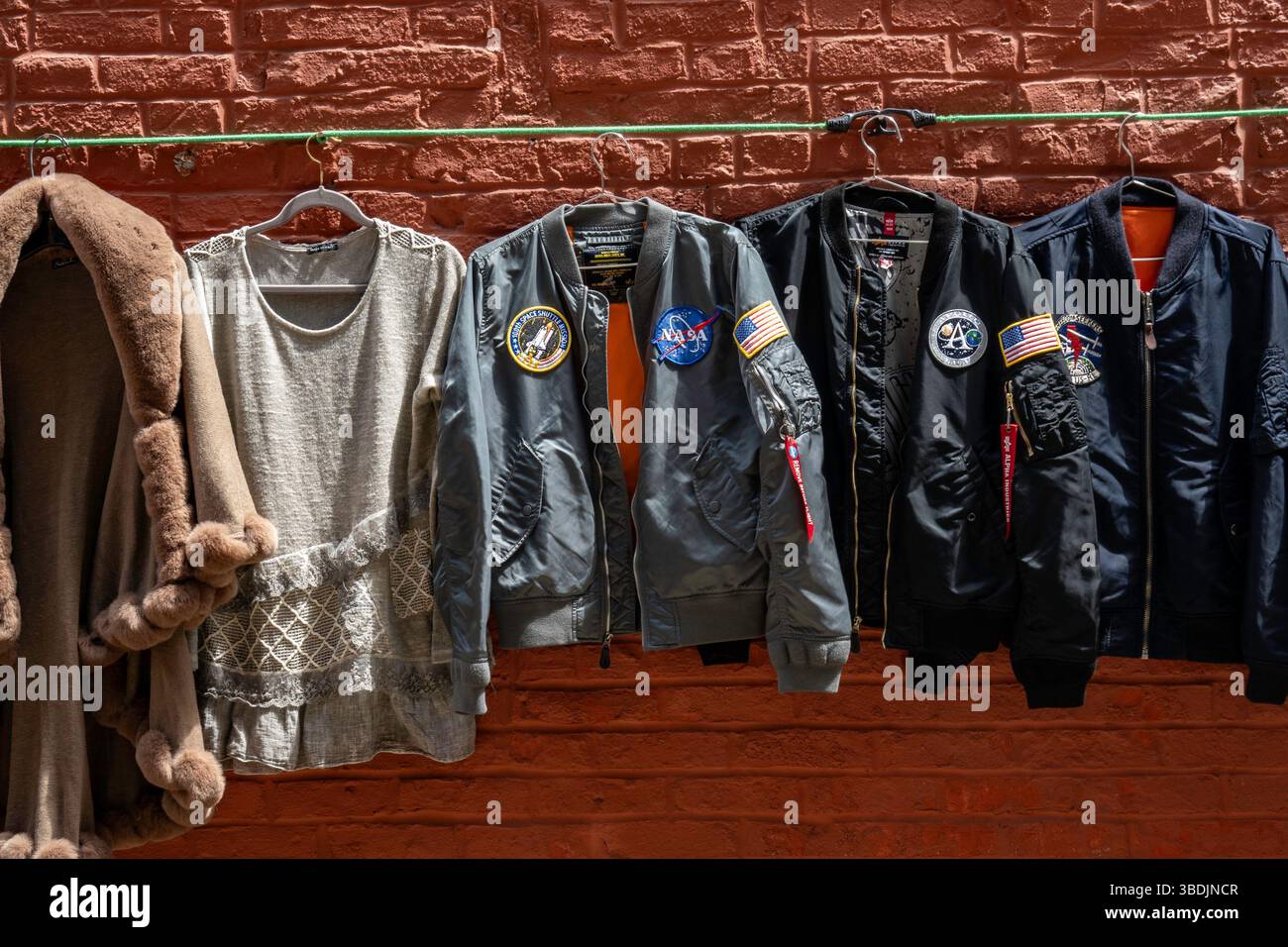 Le occasioni sono disponibili presso un incontro di swap locale nel Flatiron District, New York City, 2025 Foto Stock