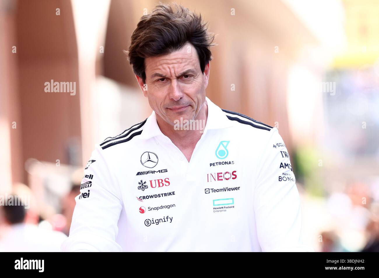 Monaco, Monaco. 24 maggio 2025. Torger Christian Toto Wolff, team principal del team Mercedes AMG Petronas F1 Team guarda in Paddock durante le qualifiche per il Gran Premio di F1 di Monaco sul circuito di Monaco il 24 maggio 2025 a Monte-Carlo, Monaco. Crediti: Marco Canoniero/Alamy Live News Foto Stock