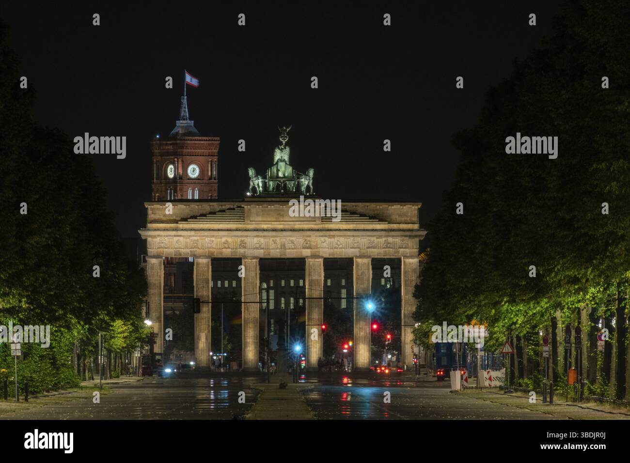 La porta di Brandeburgo è un monumento a Berlino, costruito per ordine del re prussiano Federico Guglielmo II dopo il temporaneo restauro dell'ordine durin Foto Stock