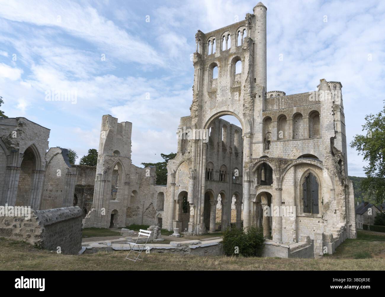 Francia - 13 agosto 2019: L'antica abbazia e monastero benedettino a Jumieges in Normandia in Francia Foto Stock
