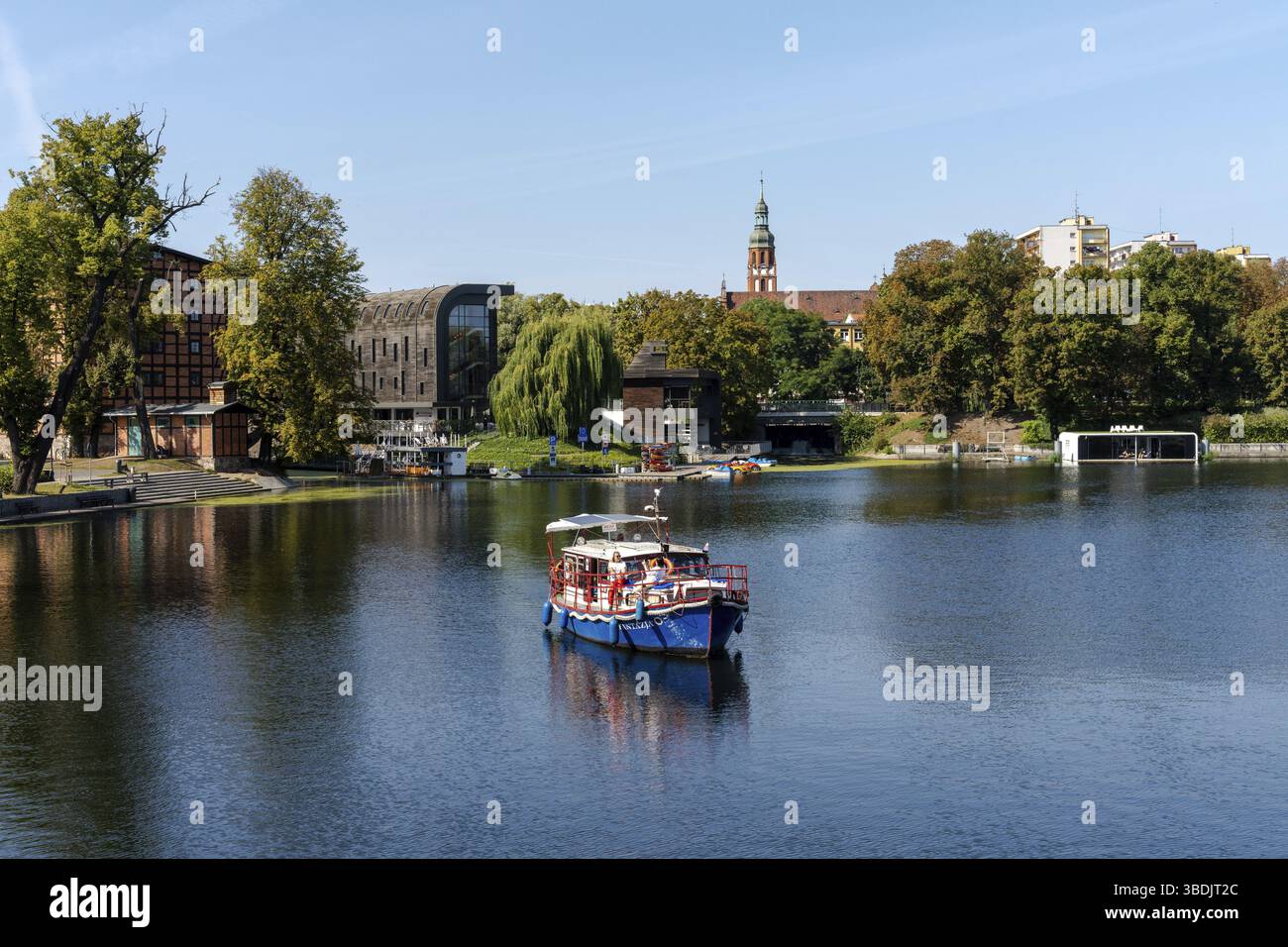 Bygdoszcz, Polonia - 7 settembre 2021: Crociera turistica in legno sul fiume Brda nel cuore del centro di Bygdoszcz Foto Stock