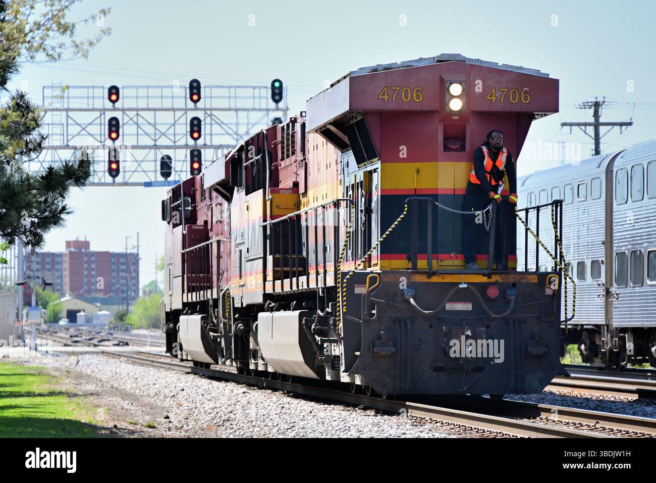 River Grove, Illinois, Stati Uniti. Con un brakeman sulla piattaforma anteriore, due locomotive canadesi del Pacific Kansas City completano una mossa di commutazione. Foto Stock