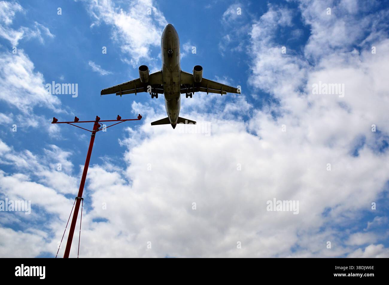Chicago, (Bensenville) Illinois, Stati Uniti. Un jet passeggeri al suo avvicinamento finale all'atterraggio all'aeroporto internazionale o'Hare di Chicago, Foto Stock