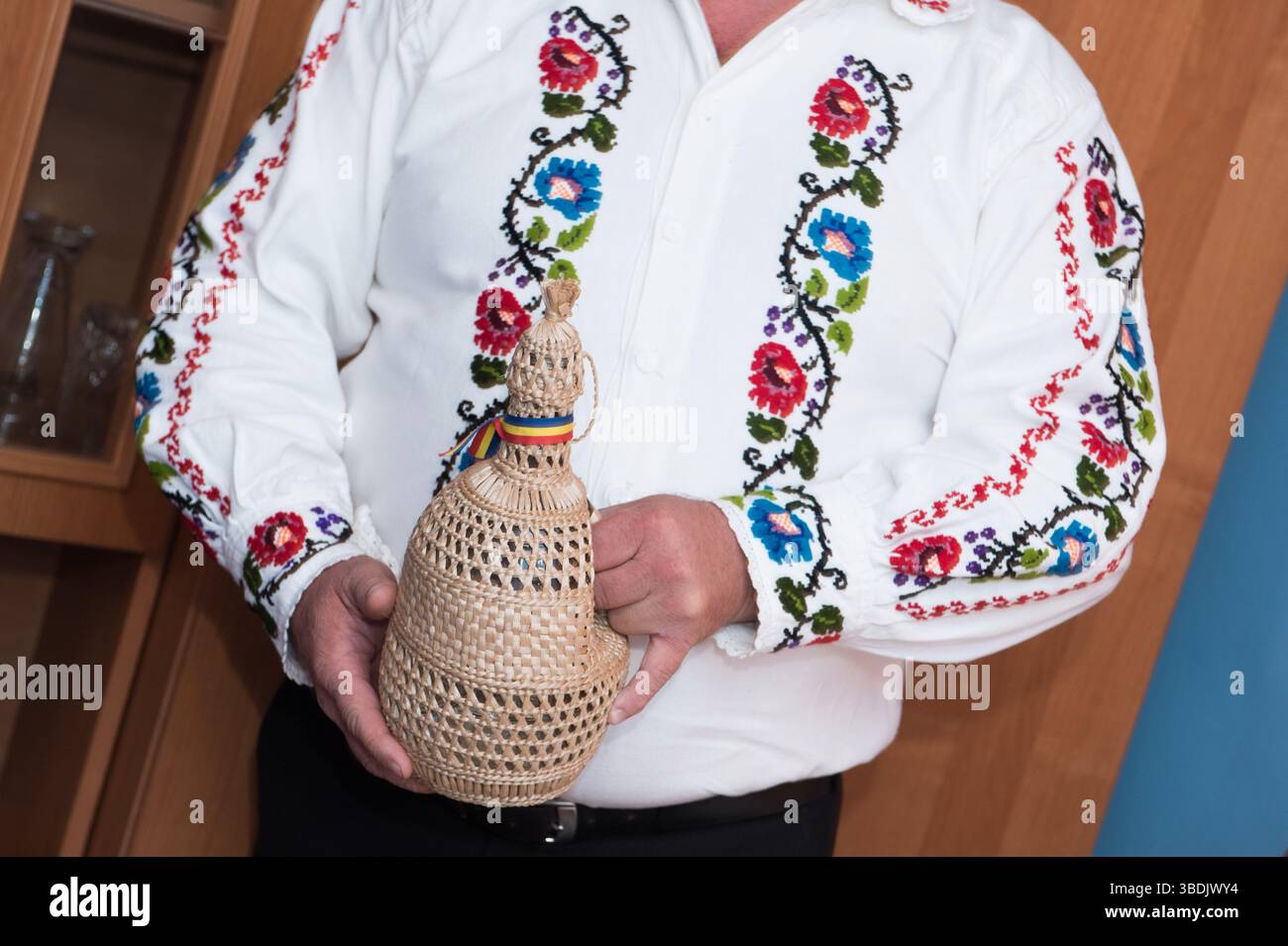 Uomo Rumeno Cameriere tiene in mano un bicchiere di vino immagini e fotografie ...