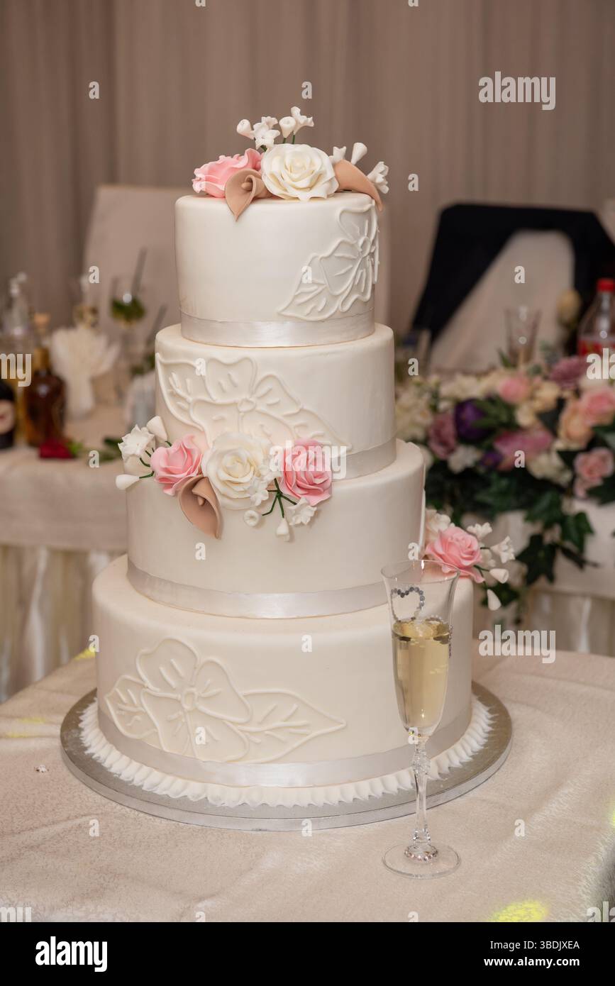 Torta nuziale decorata con fiori, Romania 2025 Foto Stock