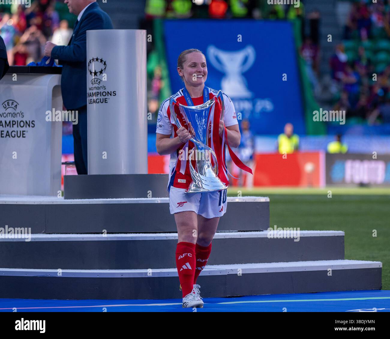 Lisbona, Lisbona, Portogallo. 24 maggio 2025. KIM LITTLE dell'Arsenal(W) visto con il trofeo durante la finale di UEFA Champions League 2024/25 femminile tra Arsenal(W) e FC Barcelona (W) allo stadio Jose Alvalade il 24 maggio 2025 a Lisbona, Portogallo. Punteggio finale: Arsenal(W) 1-0 FC Barcelona (Credit Image: © Miguel Lemos/ZUMA Press Wire) SOLO USO EDITORIALE! Non per USO commerciale! Foto Stock