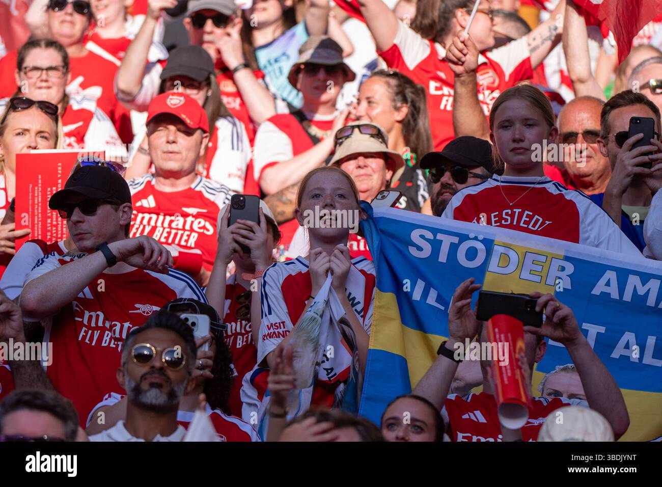 Lisbona, Lisbona, Portogallo. 24 maggio 2025. I tifosi dell'Arsenal sostengono la squadra fuori casa durante la finale di UEFA Champions League 2024/25 femminile tra Arsenal(W) e FC Barcelona (W) allo stadio Jose Alvalade il 24 maggio 2025 a Lisbona, Portogallo. Punteggio finale: Arsenal(W) 1 - 0 FC Barcelona (Credit Image: © Miguel Lemos/ZUMA Press Wire) SOLO USO EDITORIALE! Non per USO commerciale! Foto Stock