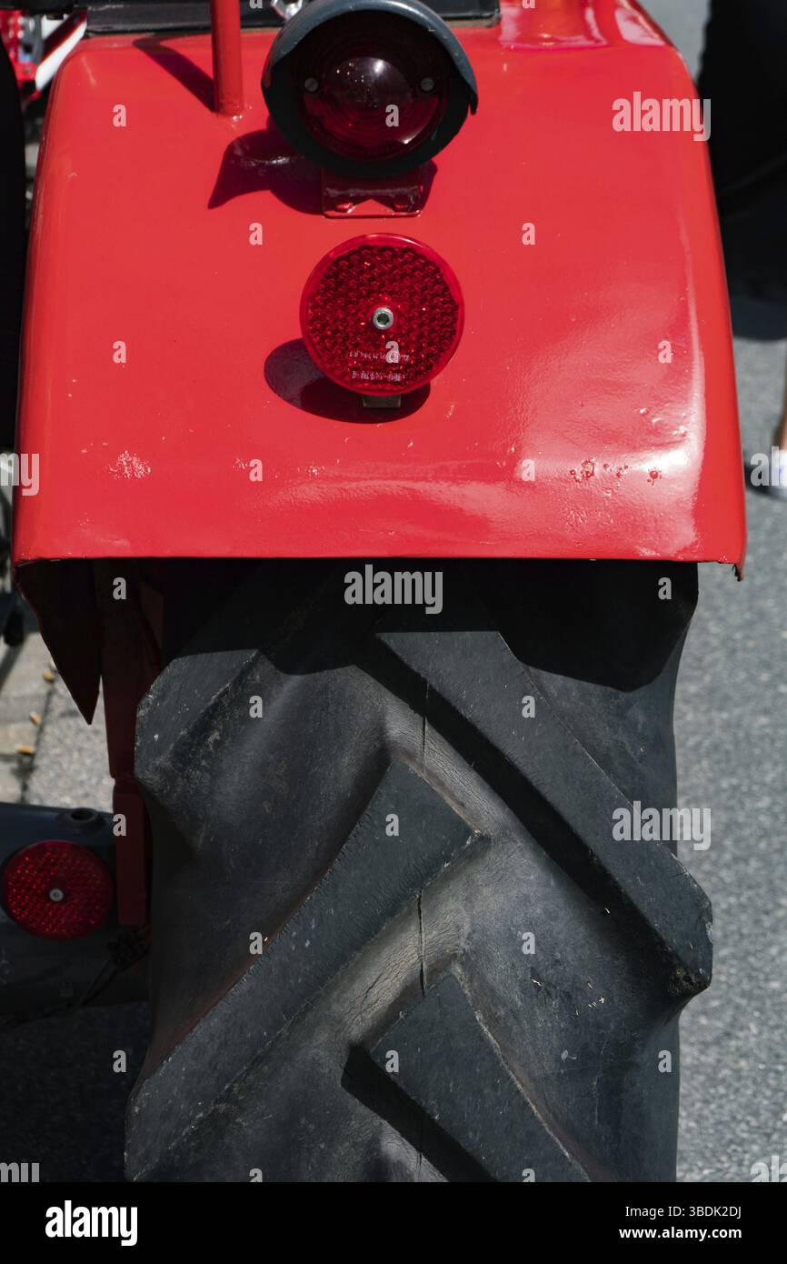 Svizzera - 23 giugno 2019: Primo piano della ruota posteriore e del parafango di un classico trattore rosso all'Heidiland Classic Car Meet Foto Stock