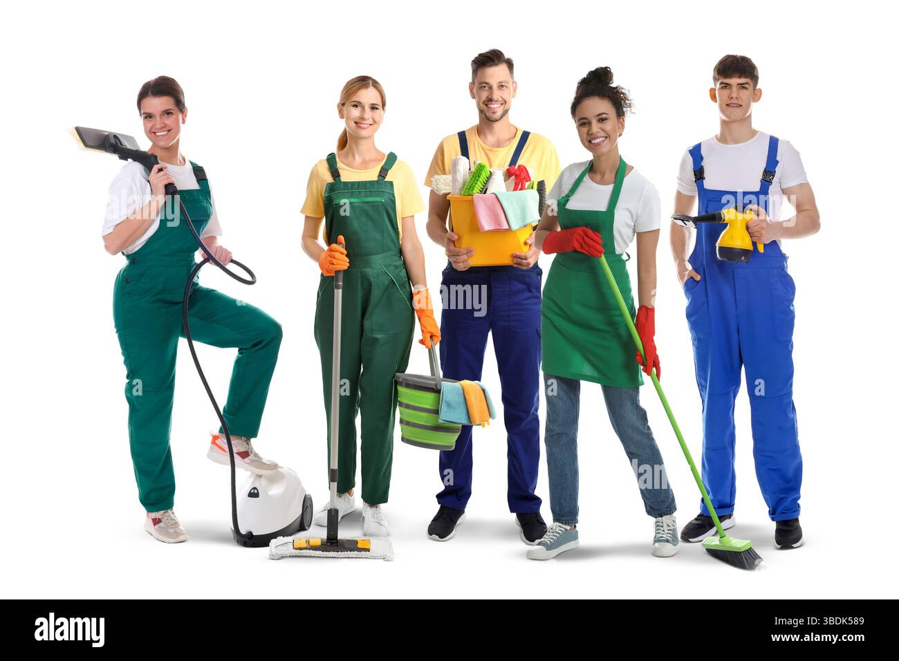 Team di addetti alle pulizie professionali con forniture su sfondo bianco. Servizio di pulizia Foto Stock
