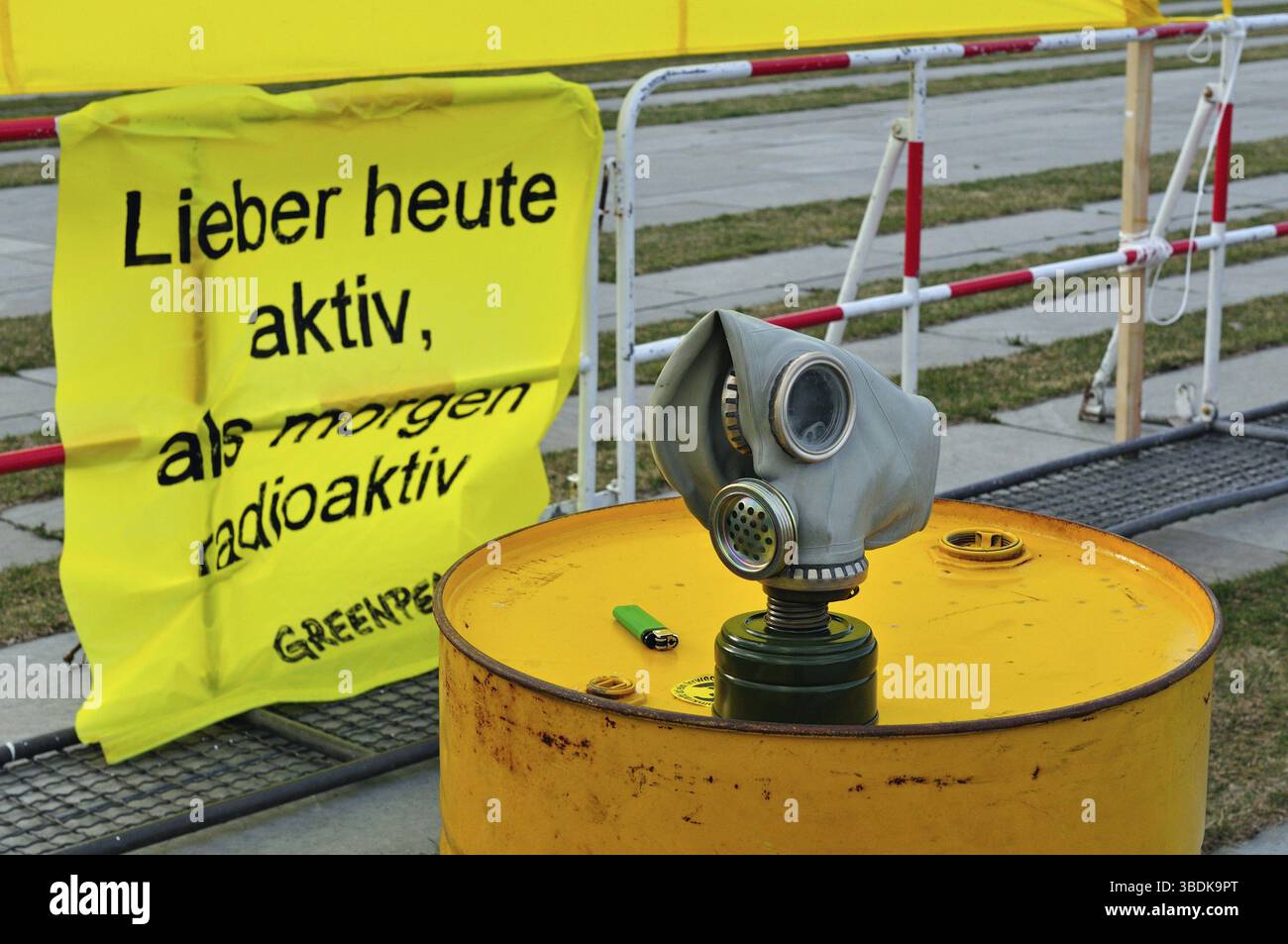 Una maschera antigas come simbolo di protesta nei pressi della Cancelleria tedesca contro l'energia nucleare a Berlino sabato 26 marzo 2011. Gli attivisti di Greenpeace proteggono Foto Stock