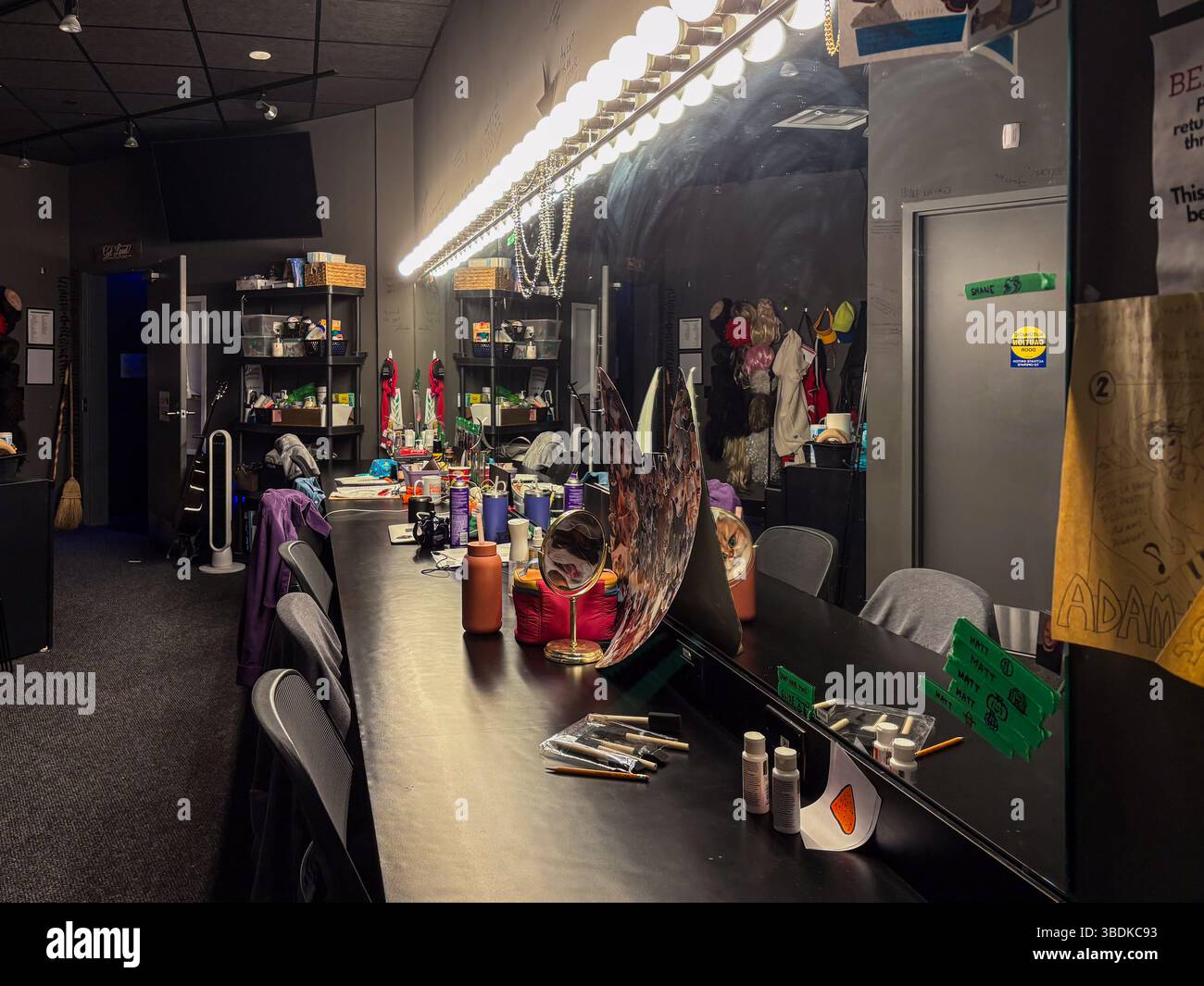 Camerino dietro le quinte di Second City Toronto con trucco, specchi, luci e costumi. Area di preparazione per gli artisti prima di uno spettacolo. Foto Stock