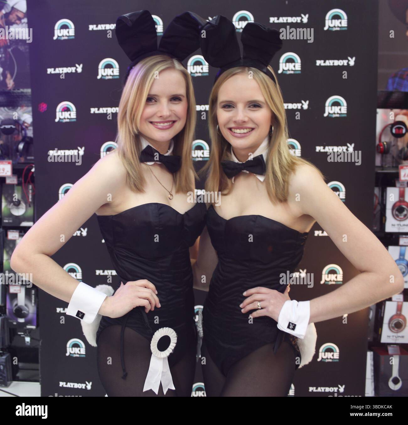 Playmate gemelli Anna e Lisa Heyse (Playboy Magazine febbraio 2012) promozione 2014 a Magdeburgo Foto Stock
