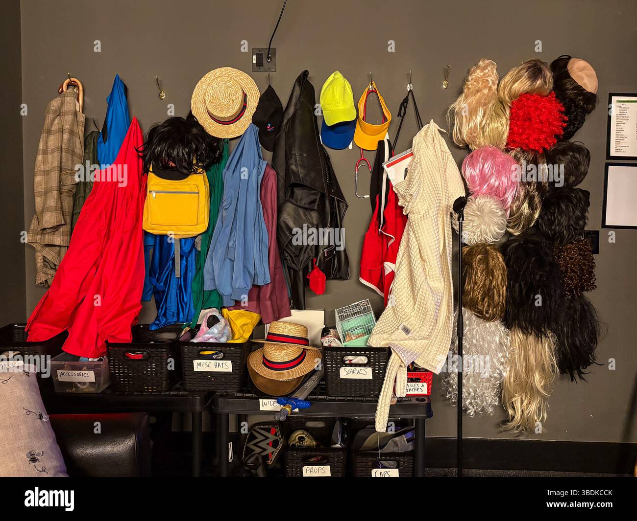 Un muro in uno spogliatoio a Second City Toronto mostra vari costumi, parrucche, cappelli e oggetti di scena utilizzati per spettacoli e spettacoli comici improvvisati. Foto Stock