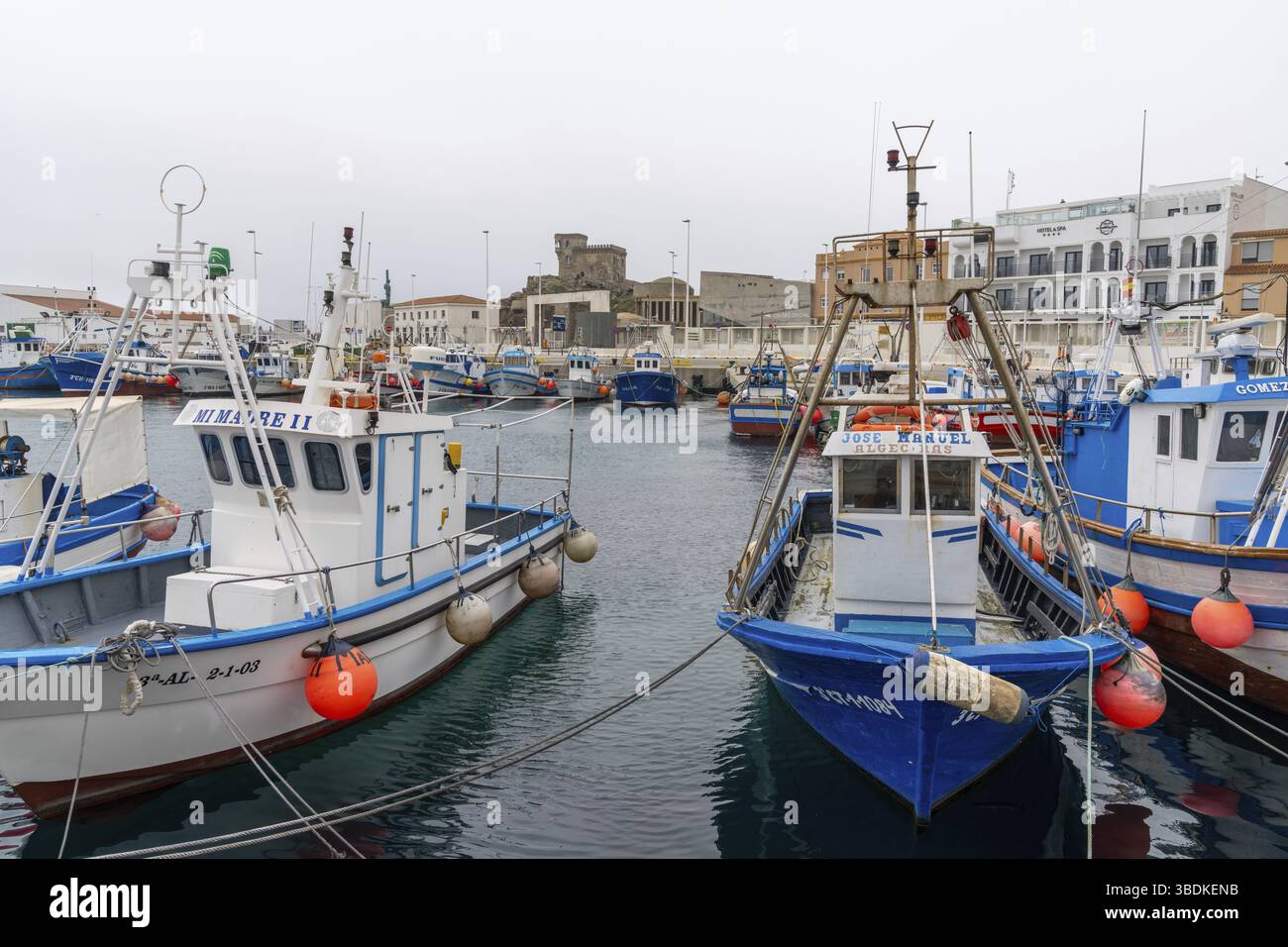 Tarifa, Spagna - 27 gennaio 2021: Pescherecci colorati e porto industriale di Tarifa Foto Stock