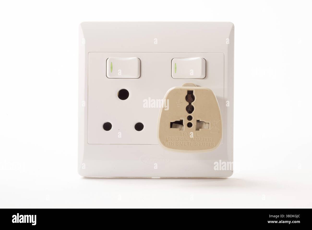 Connettore maschio a doppia parete elettrico sudafricano con adattatore da viaggio universale collegato Foto Stock
