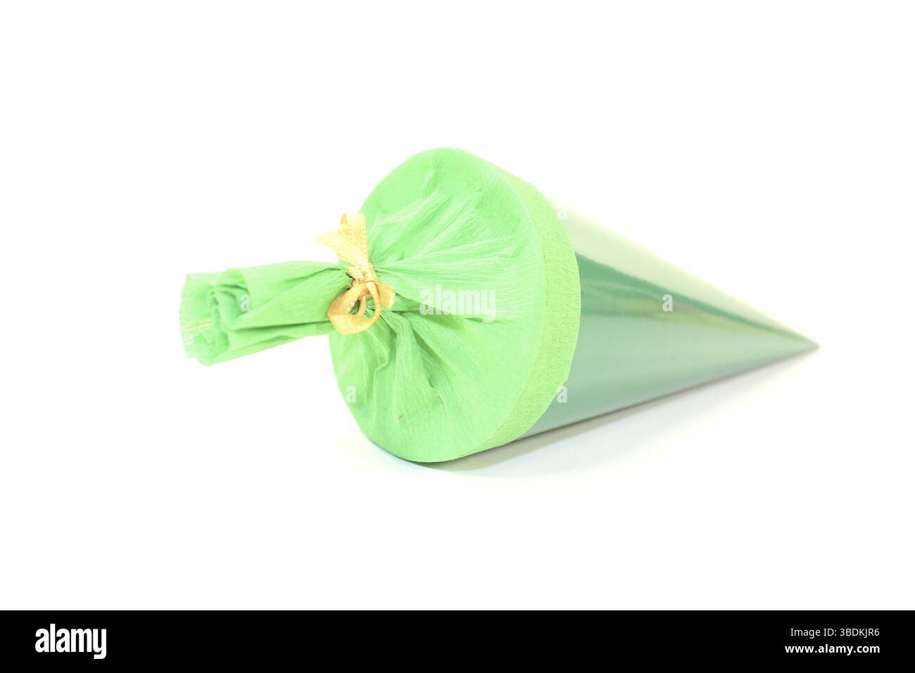 Cono scolastico verde con arco giallo su sfondo chiaro Foto Stock