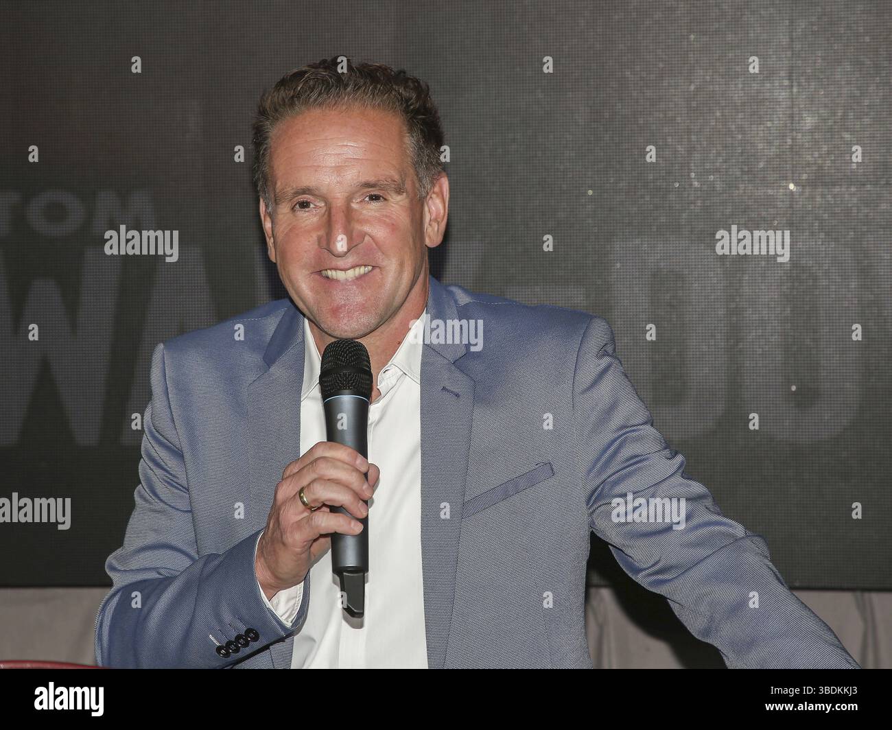 Il presentatore televisivo e ring announcer Ingo Rohrbach alla conferenza stampa per LO SPETTACOLO DEVE ANDARE SU III il 21/09/2023 a Magdeburgo, presentatore televisivo e suonare un Foto Stock