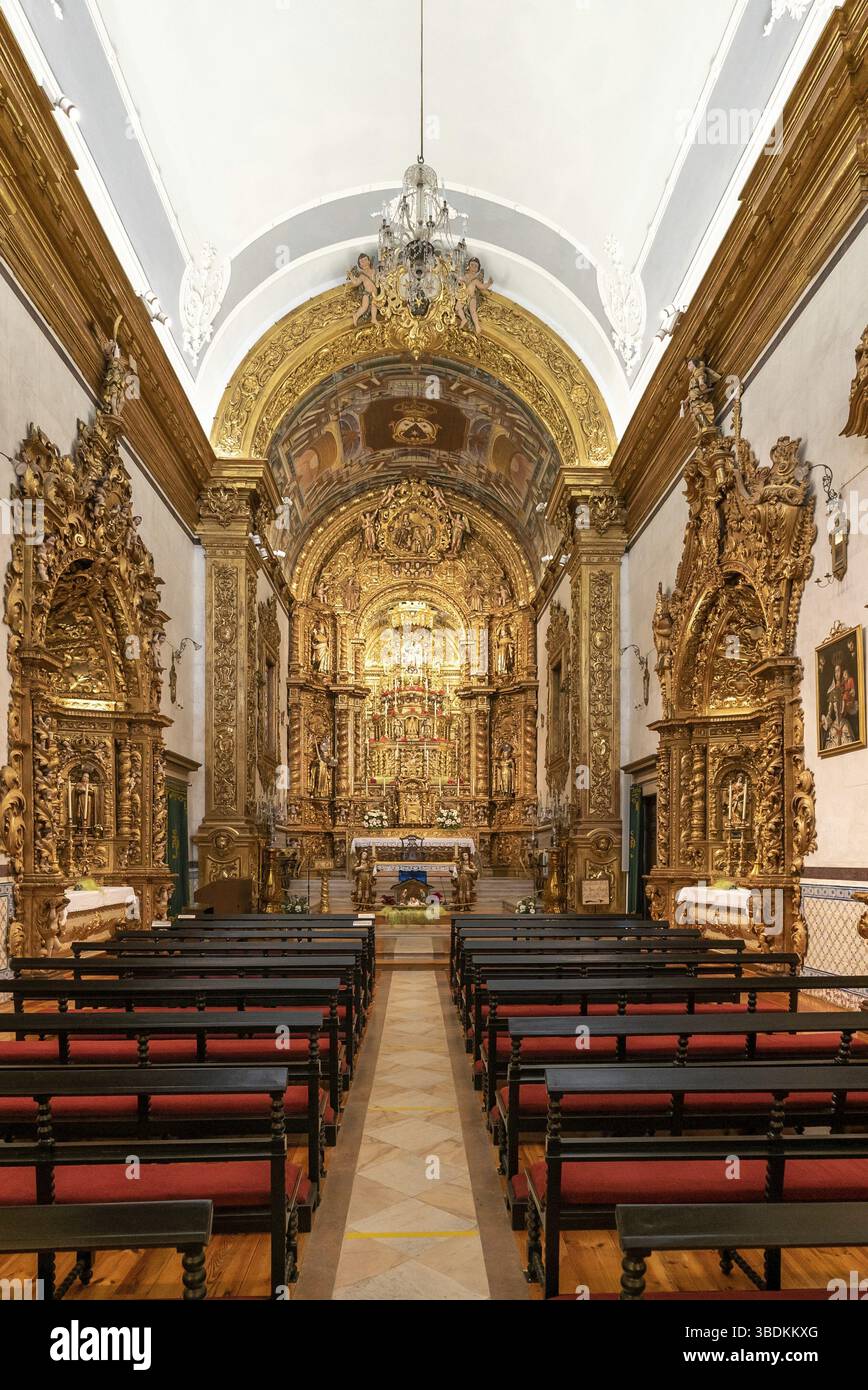 Faro, Portogallo - 31 dicembre 2020: Veduta dell'interno della Chiesa di Igreja do Carmo a Faro Foto Stock