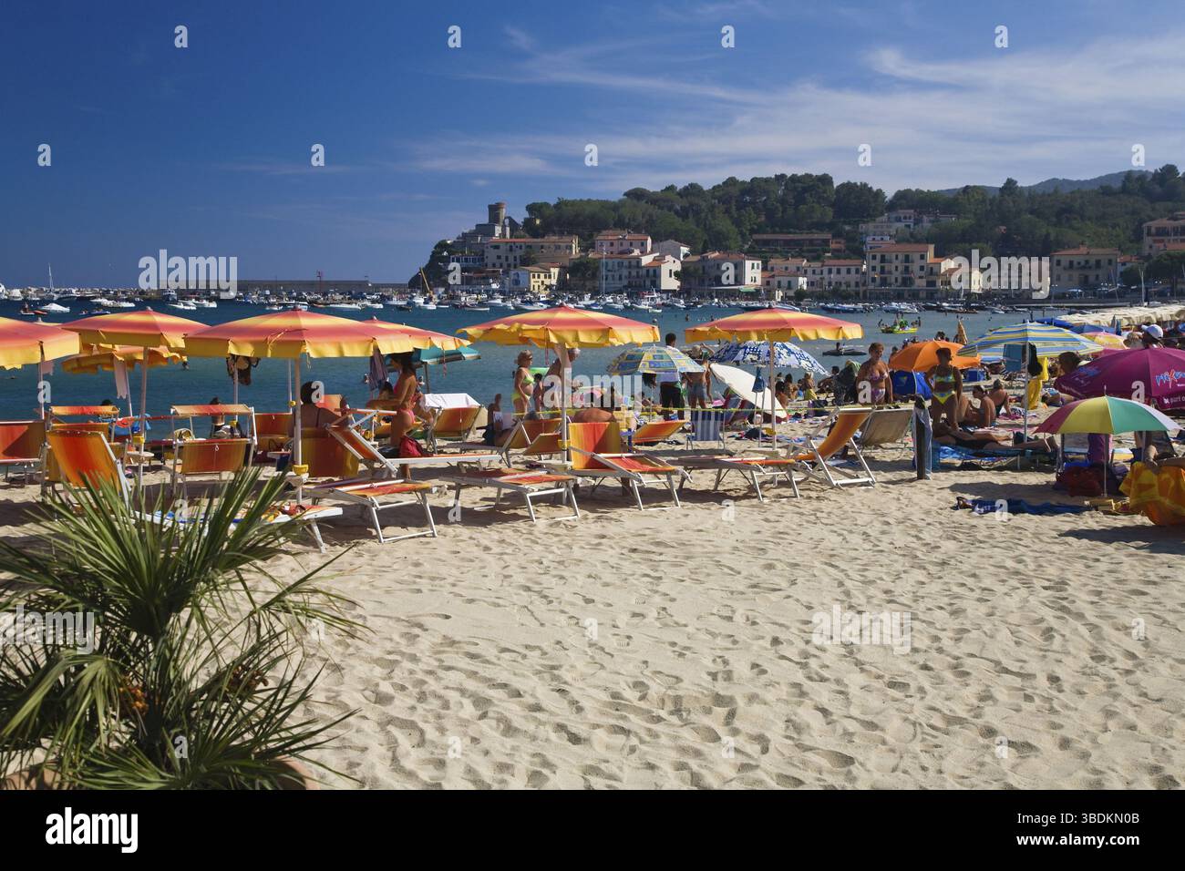 Vacanze in spiaggia, Marina di campo, Elba, Toscana, ombrelloni, Italia, Europa Foto Stock