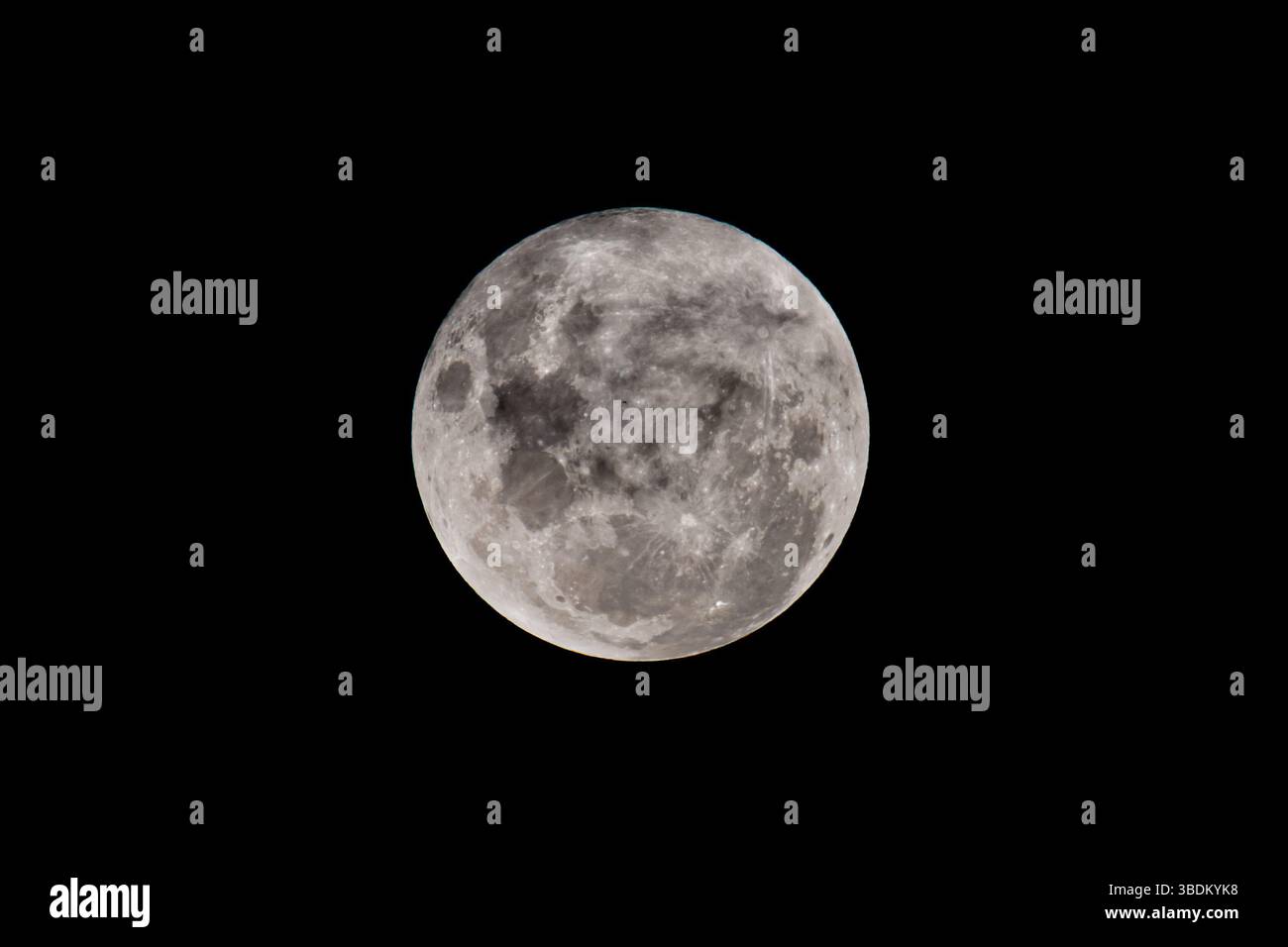 Eclipse lunare parziale - Blood Moon, Full Moon e nuvole a Blayney, Central West, NSW, Australia. Foto Stock