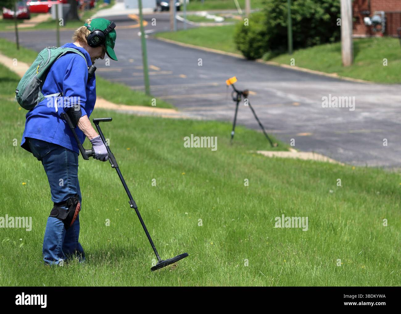 Donna anziana metal detector Foto Stock