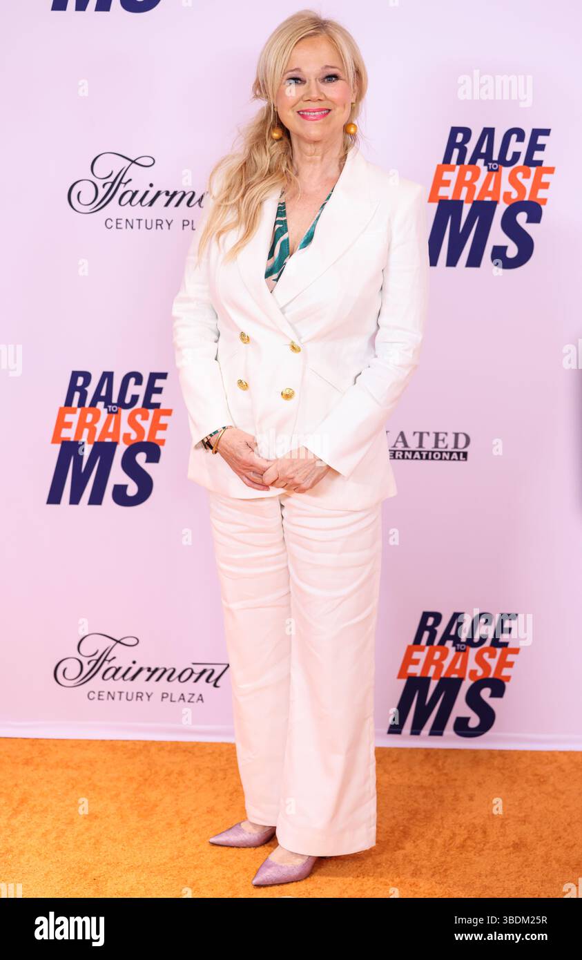 CENTURY CITY, LOS ANGELES, CALIFORNIA, Stati Uniti - 16 MAGGIO: Caroline Rhea indossa la barba Veronica Swanson arriva alla 32a corsa annuale di Erase MS Gala 2025 tenutasi al Fairmont Century Plaza il 16 maggio 2025 a Century City, Los Angeles, California, Stati Uniti. (Foto di Xavier Collin/Image Press Agency) Foto Stock