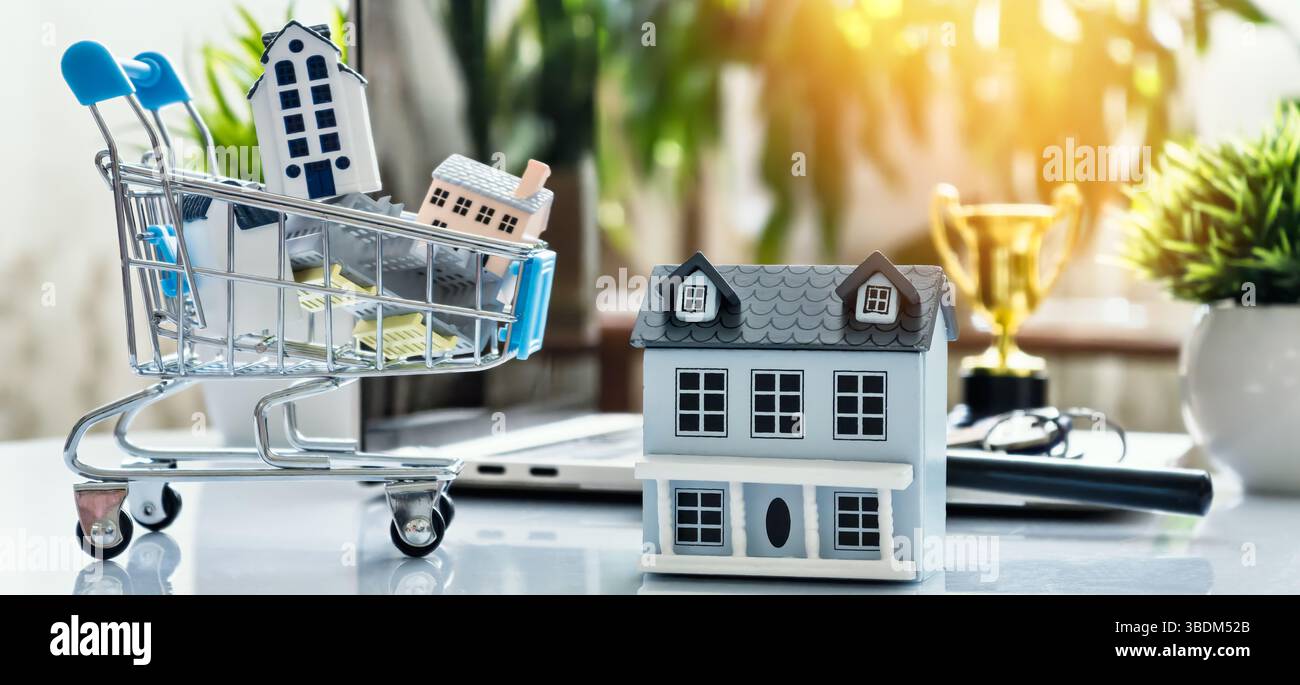 Confronto del mercato immobiliare e scelte di acquisto Foto Stock