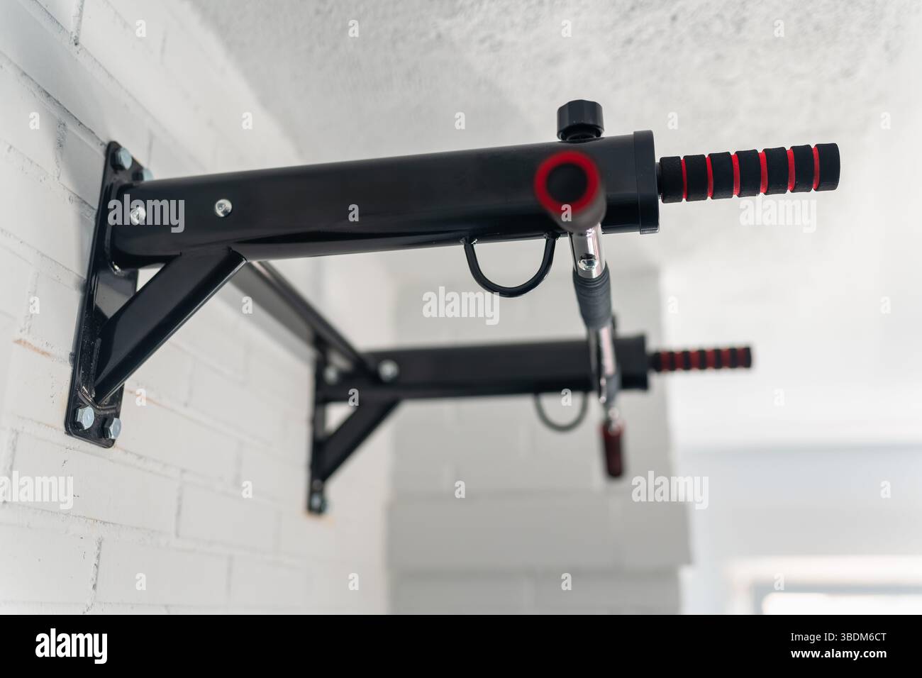 Dispositivo ancorato alla parete per fare esercizi di pull-up e migliorare le condizioni fisiche e muscolari. Foto Stock