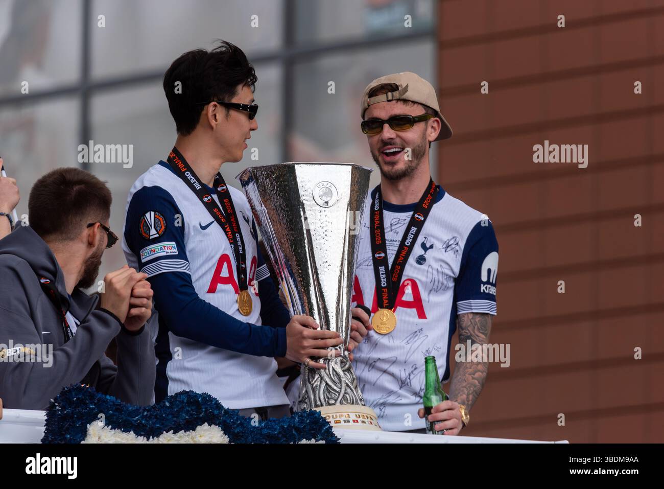 Son Heung-min e James Maddison con il trofeo alla parata della vittoria del Tottenham Hotspur UEFA Europa League sugli open top bus a Edmonton Green, Londra, Regno Unito Foto Stock