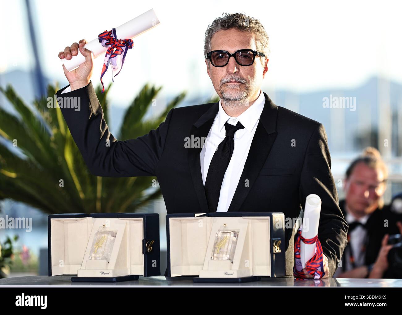 Cannes, Francia. 24 maggio 2025. Il regista brasiliano Kleber Mendonca Filho posa durante una chiamata fotografica dopo aver vinto il premio per il miglior regista per il film 'o agente segreto' (l'agente segreto) durante la cerimonia di chiusura della 78a edizione del Festival di Cannes a Cannes, Francia meridionale, il 24 maggio 2025. L'attore brasiliano Wagner Moura ha vinto il premio per la migliore performance per la sua parte nel film. Crediti: Gao Jing/Xinhua/Alamy Live News Foto Stock